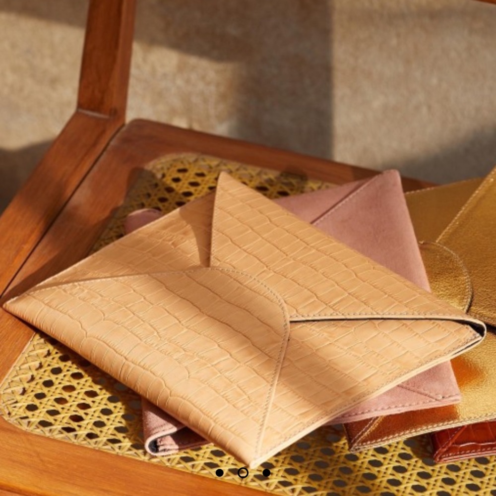 Sezane Clutch Olivette. Beige Crocodile